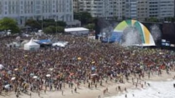 <b>ESTALLIDO DE COLOR.</b> La playa de Copacabana se fue poblando de gente según avanzaba Río en las votaciones. Al final todo de desbocó al ritmo de la samba