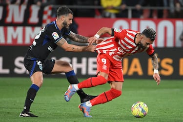 Mario Hermoso agarra e impide el avance de Taty Castellanos.