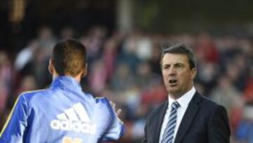 El entrenador del Granada José González protestando una acción al cuarto árbitro.