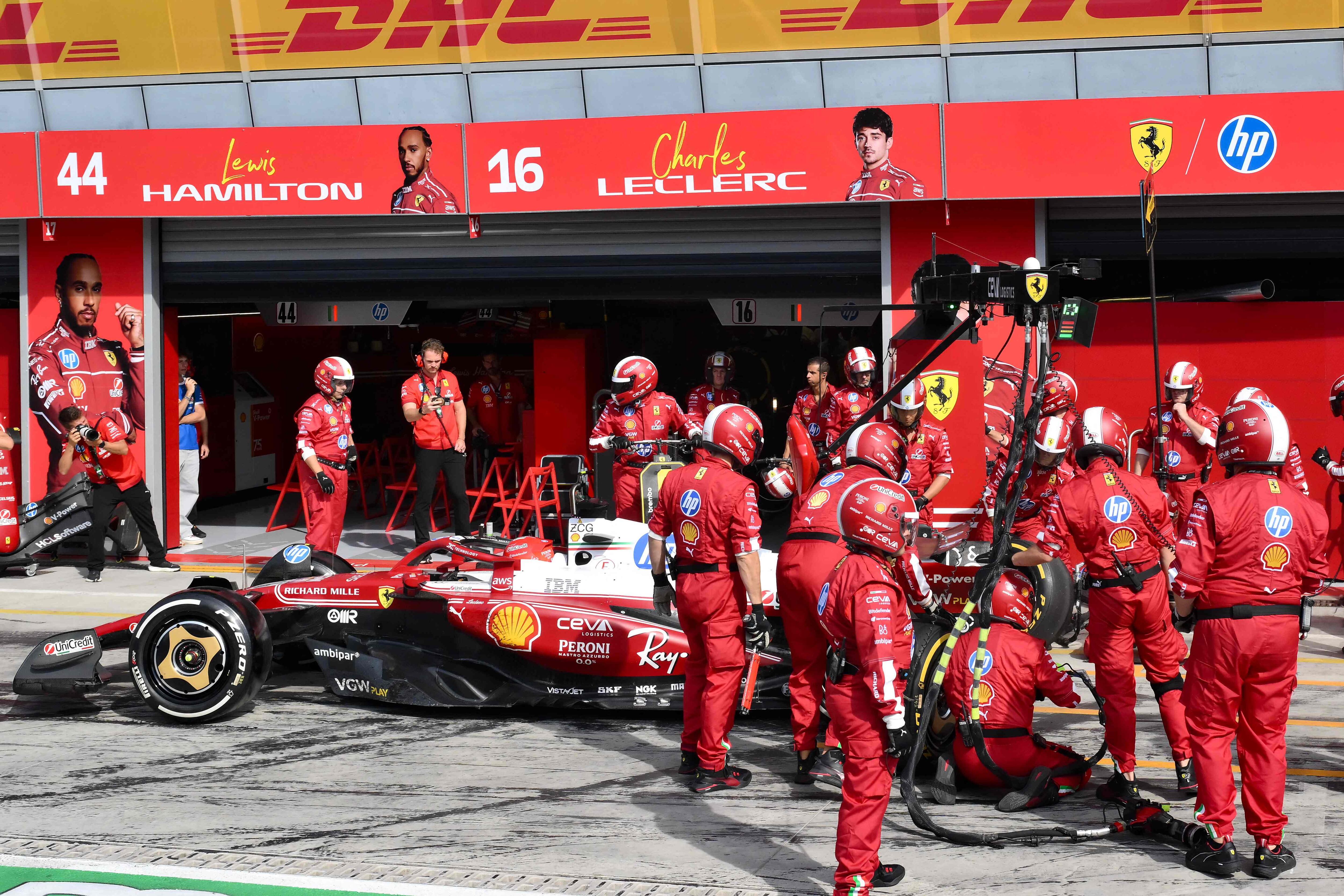 Leclerc hace una parada en Monza con el Ferrari.