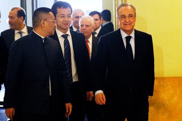 Chen, con Florentino Pérez y Mao Ye Wu, en la comida de directivas del Espanyol-Real Madrid de la temporada 2018-19.