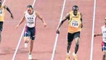 <b>DOBLETE MUNDIAL. </b>Tyson Gay, que ganó la batalla de 100 metros a Asafa Powell, se impuso ayer a otro jamaicano, Usain Bolt, y a su compatriota Wallace Spearmon.