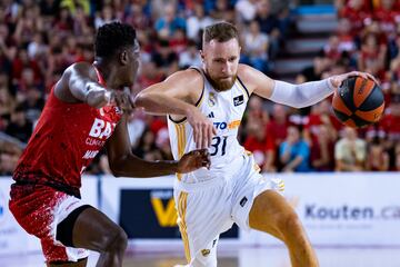 Dzanan Musa defendido por Musa Sagnia.