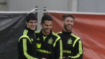 Vitolo, con Espa&ntilde;a junto a San Jos&eacute; y Ramos.