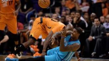 Marvin Williams pasa el balón.