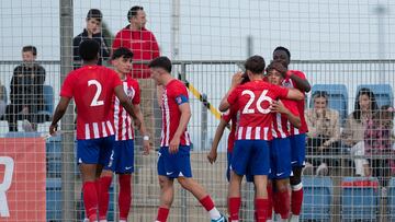 El Atleti juvenil celebra el triunfo ante el Madrid en Valdebebas.