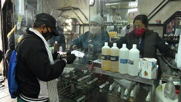 Un hombre compra di&oacute;xido de cloro en una farmacia en Cochabamba, Bolivia.