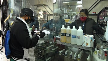 Un hombre compra di&oacute;xido de cloro en una farmacia en Cochabamba, Bolivia.