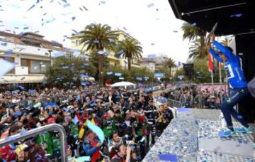 El ciclista colombiano Nairo Quintana, del equipo Movistar, celebra en el podio su título de campeón de la Tirreno-Adriático tras la última etapa, una contrarreloj individual de 10 kilómetros.