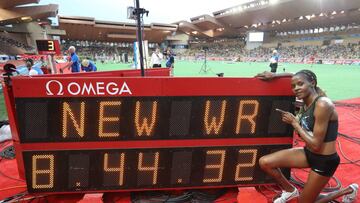 La keniana Beatrice Chepkoech ante el marcador que señala su récord mundial.
