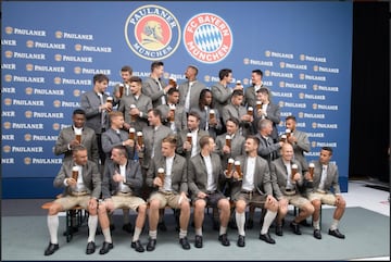 James Rodríguez y el Bayern Múnich posaron para la tradicional foto del equipo con los trajes que le hacen homenaje a la cerveza en Alemania