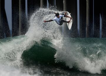 El brasileño Heitor Alves durante su ronda de ejercicio en el US Open de Surf en Huntington Beach, California.
