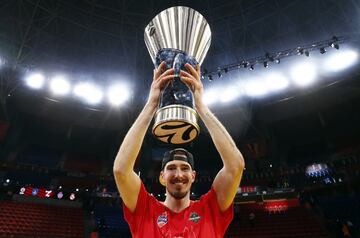 Nando de Colo con el trofeo de la Euroliga.