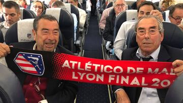 Jos&eacute; Luis Garci y Adelardo Rodr&iacute;guez en el avi&oacute;n del Atl&eacute;tico. 