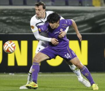 Matias Fernandez intenta ganarle posición a Vlad Chiriches.