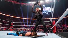 Edge ataca a AJ Styles en Raw.