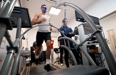 El español Carlos Alcaraz corre durante su prueba de VO2 máx.