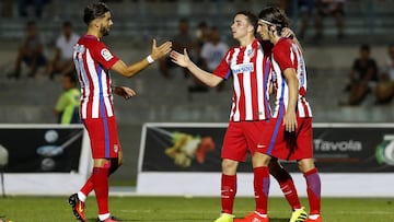 Diogo Jota, felicitado por Carrasco y Filipe tras su gol ante el Crotone.