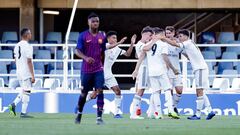 Los jugadores del Real Madrid celebran uno de los goles al Barcelona en la ida de los cuartos de final de la Copa del Rey Juvenil.