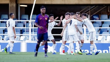 Los jugadores del Real Madrid celebran uno de los goles al Barcelona en la ida de los cuartos de final de la Copa del Rey Juvenil.