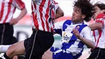 <b>BATALLADOR.</b> Roger García lucha por un balón en una partido de liga ante el Athletic de Bilbao.