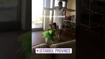 El alegre reencuentro de Gary Medel con su pequeña hija