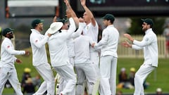 Australia see unlucky Warner out as South Africa maintain grip