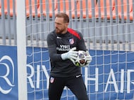 MAJADAHONDA (MADRID), 09/03/2026.- El porero del Atlético de Madrid Jan Oblak, durante el entrenamiento del equipo este lunes en la Ciudad Deportiva de Majadahonda (Madrid) de cara al partido de ida de los octavos de final de la Liga de Campeones que disputan contra el Tottenham mañana, martes, en el Metropolitano. EFE/ Mariscal