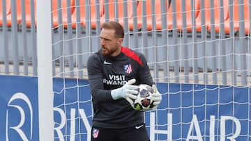 MAJADAHONDA (MADRID), 09/03/2026.- El porero del Atlético de Madrid Jan Oblak, durante el entrenamiento del equipo este lunes en la Ciudad Deportiva de Majadahonda (Madrid) de cara al partido de ida de los octavos de final de la Liga de Campeones que disputan contra el Tottenham mañana, martes, en el Metropolitano. EFE/ Mariscal