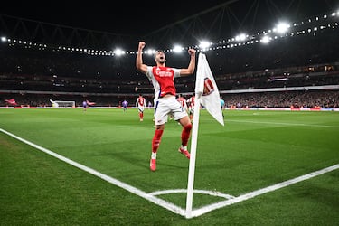 Sello español en la goleada del Arsenal. Recibió Mikel Merino dentro del área, sacándose un zurdazo con rosca para superar la estirada de Courtois.