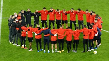 Pi&ntilde;a del Granada en los inicions del entrenamiento en el Puskas Arena de Budapest.