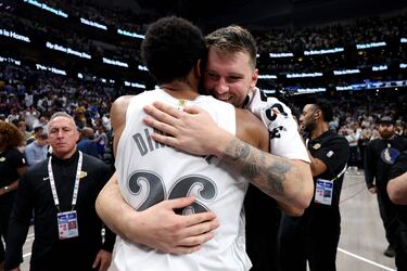 Luka Doncic saluda a su excompañero en Dallas Spencer Dinwiddie.