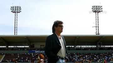 FUTBOL MEXICANO APERTURA 2003
MEXSPORT DIGITAL IMAGE
05 October 2003:  Action photo of Ruben Omar Romano (Arg) coach of Monarcas Morelia, during week 11 game against Tecos. Monarcas was defeated 1-0./Foto de accion de Ruben Omar Romano (Arg) entrenador de Monarcas Morelia, durante juego de la semana 11 en contra de Tecos. Monarcas fue derrotado 1-0. MEXSPORT/VICTOR STRAFFON