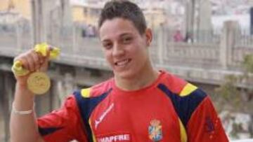 Néstor Abad ya soríe