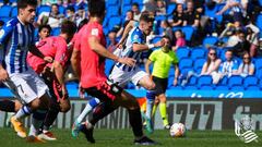 Robert Navarro avanza con el bal&oacute;n ante el Tenerife.