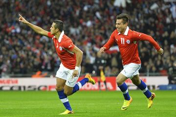 Alexis Sánchez repitió la hazaña de Wembley con un doblete, recordando la gran actuación de Salas en 1998.