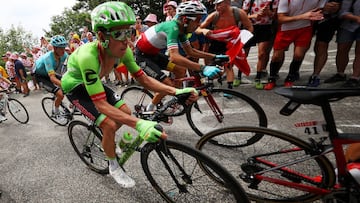 Rigoberto Urán rueda durante una etapa del Tour de Francia.