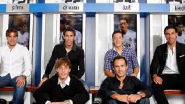 <b>EN EL VESTUARIO. </b>Pedro León, Di María, Özil y Khedira posan en el sitio que ocupan en el vestuario; Canales y Carvalho, en el suelo.