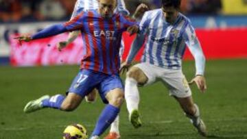 Jordi Xumetra disputa el balón con Javi Guerra