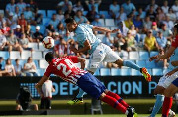 El defensa argentino del Celta de Vigo, Facundo Roncaglia, despeja un balón ante el defensa argentino del Atlético de Madrid, José María Giménez