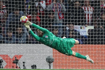 Jan Oblak detiene el quinto penalti de la tanda lanzado por Davy Klaassen.