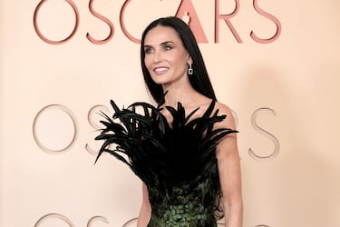 Demi Moore posa en la alfombra roja del Dolby Theatre.