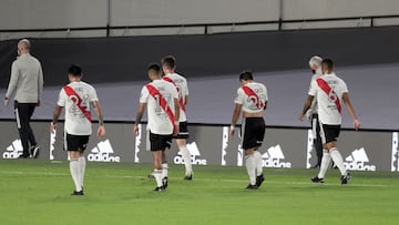 River Plate&#039;s footballers leave the field at the end of the half time against San Lorenzo during their Argentine Professional Football League match at the Monumental stadium in Buenos Aires, on April 25, 2021. (Photo by ALEJANDRO PAGNI / AFP)