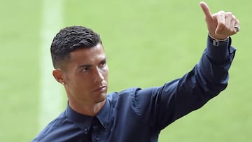 Juventus&#039; Portuguese forward Cristiano Ronaldo gives a thumbs up as he walks around the Mestalla stadium in Valencia on September 18, 2018