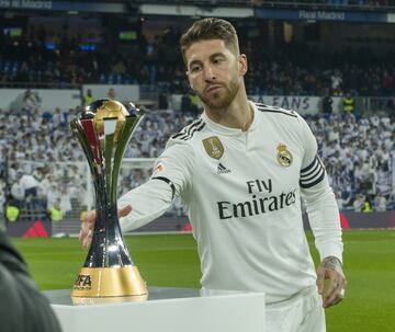 Sergio Ramos ofrece al Bernabéu la Copa del Mundial de Clubes 