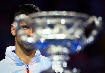 El tenista serbio, Novak Djokovic, celebra la consecución del título del Abierto de Australia tras vencer en la final al griego Stefanos Tsitsipas.