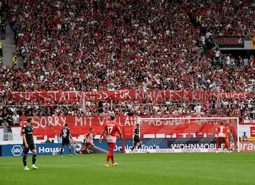 Los aficionados de Friburgo muestran una pancarta que dice "Puño en lugar de beso para Rubiales y Rummenigge" durante el partido de la Bundesliga ante el Werder Bremen.