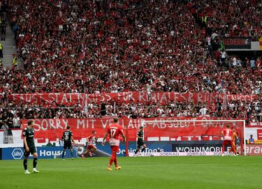 Los aficionados de Friburgo muestran una pancarta que dice "Puño en lugar de beso para Rubiales y Rummenigge" durante el partido de la Bundesliga ante el Werder Bremen.