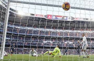 Juanpi (second left) beats Keylor Navas to bring Málaga back into the game.