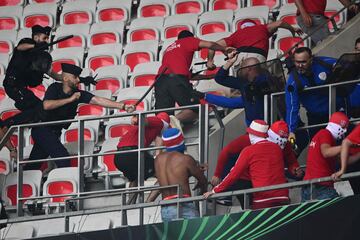 Brutal pelea entre los ultras del Niza y del Colonia en el partido de Conference League que ha dejado siete heridos, dos de ellos graves.  